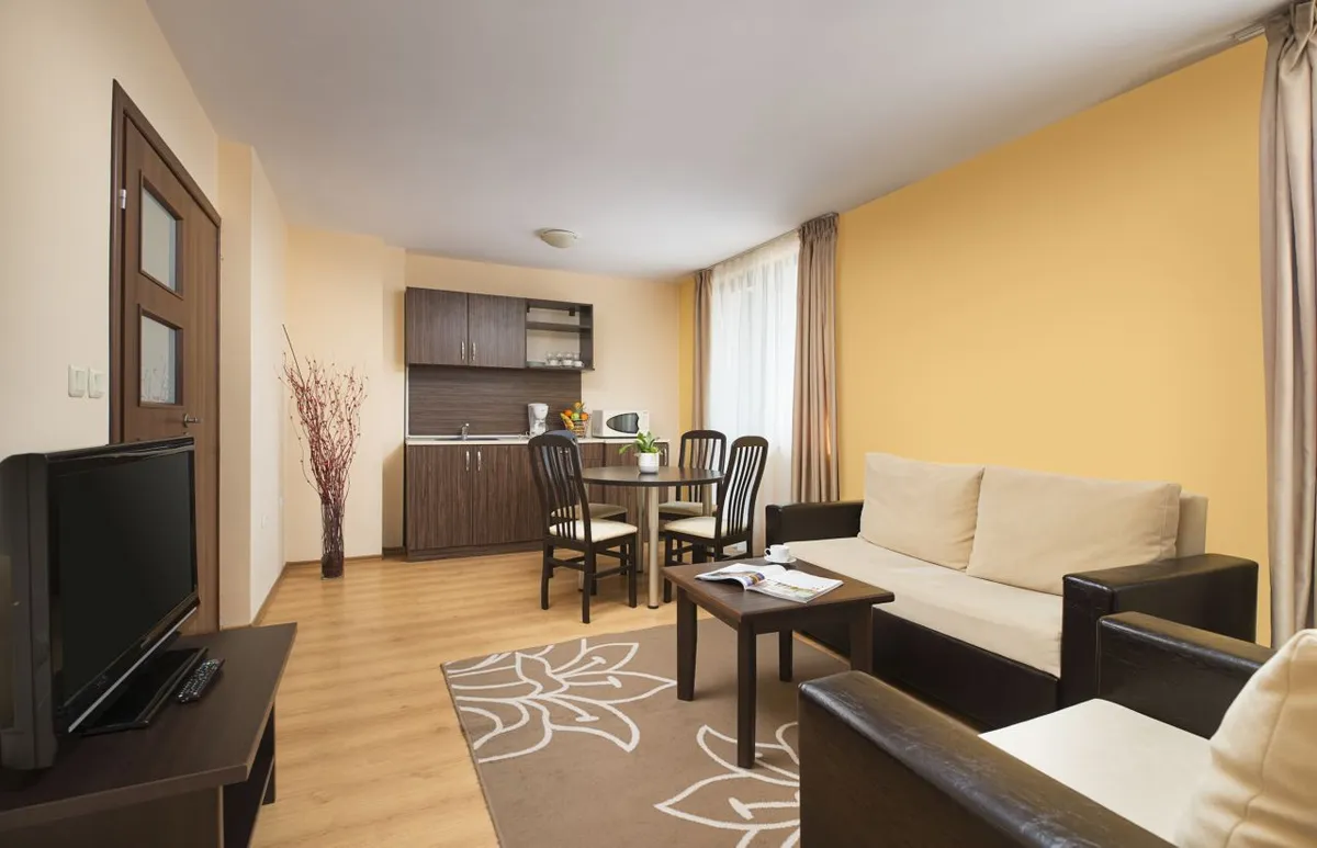 Royal Park Hotel & Apartments_Apartment-Living room.jpg